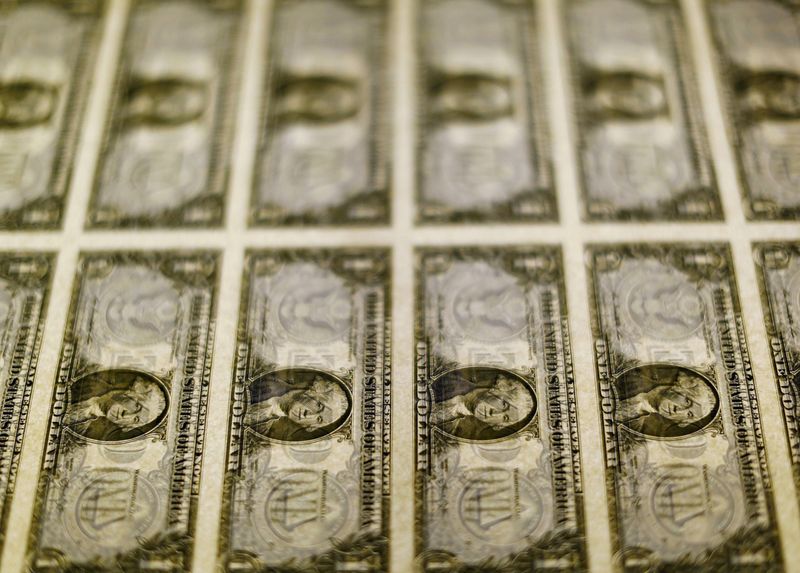 Dollar higher against euro as Fed minutes support